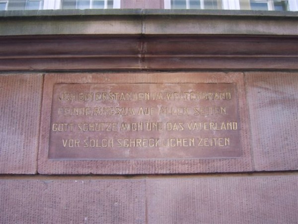 Inschrift an der Straße, gegenüber S 2